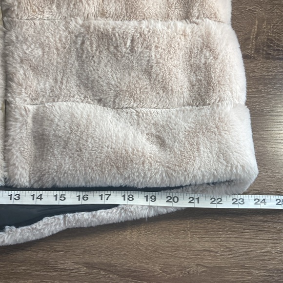 EUC Dylan Womens Fur Love Reversible Vest Size Medium - Picture 8 of 8